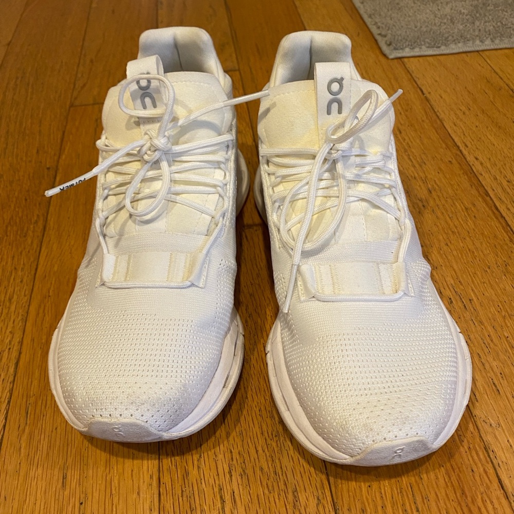 On cloud nova sneakers, GUC, size 7